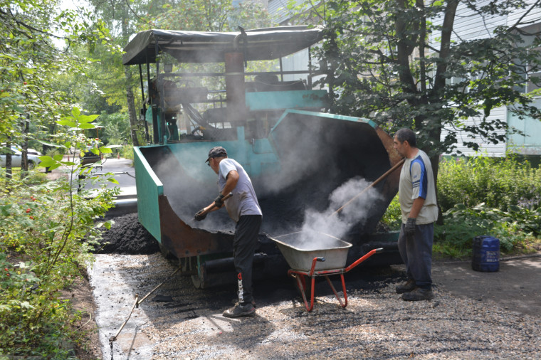 В Иванове приступили к асфальтировке дворов.