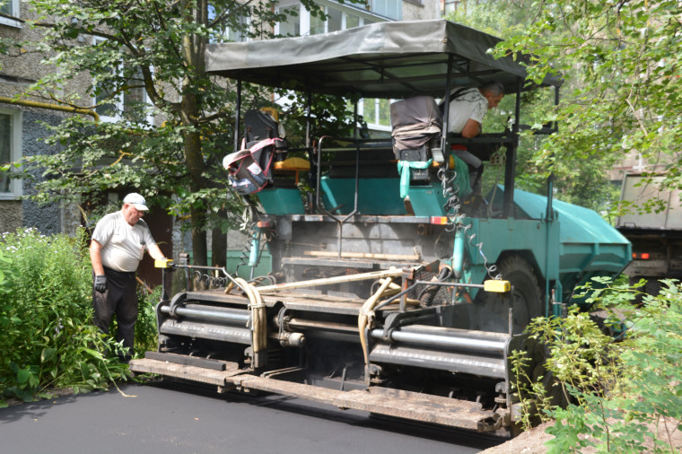 В Иванове приступили к асфальтировке дворов.
