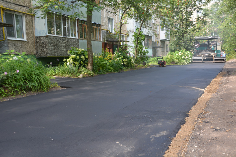 В Иванове приступили к асфальтировке дворов.