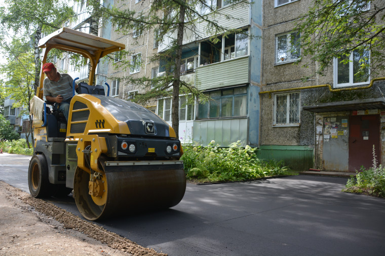 В Иванове приступили к асфальтировке дворов.