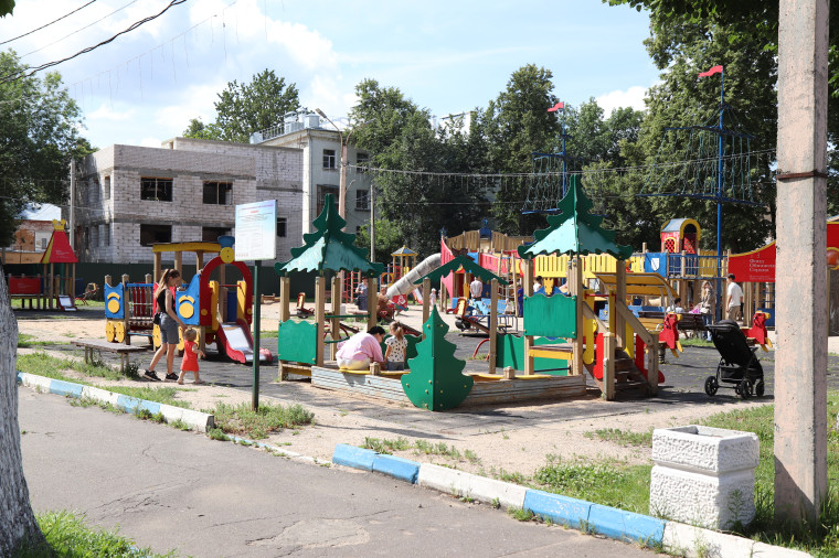 В Детском парке на улице Комсомольской завершен ремонт ограждения.