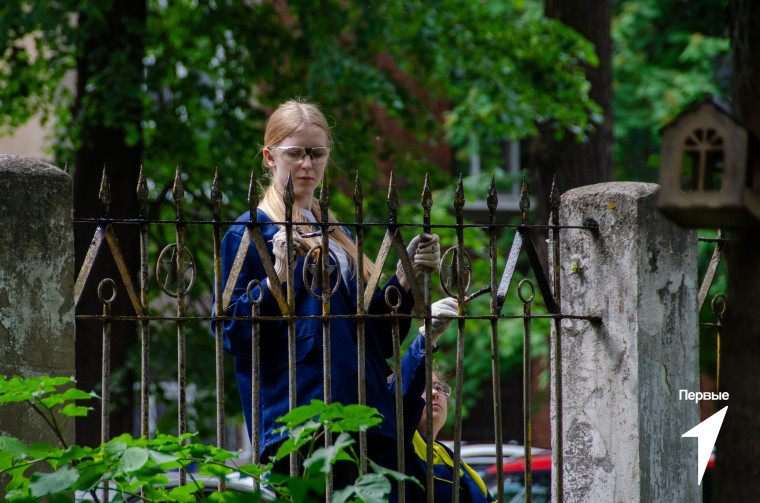 В Детском парке на улице Комсомольской завершен ремонт ограждения.