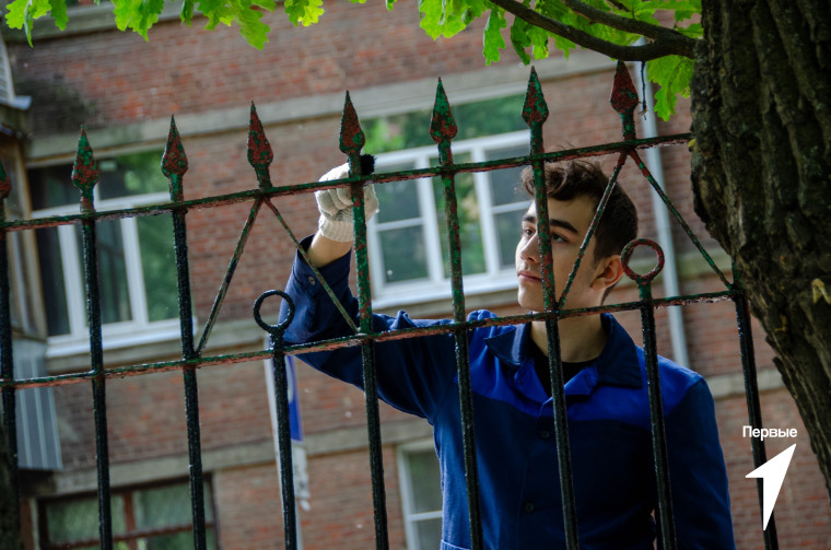 В Детском парке на улице Комсомольской завершен ремонт ограждения.