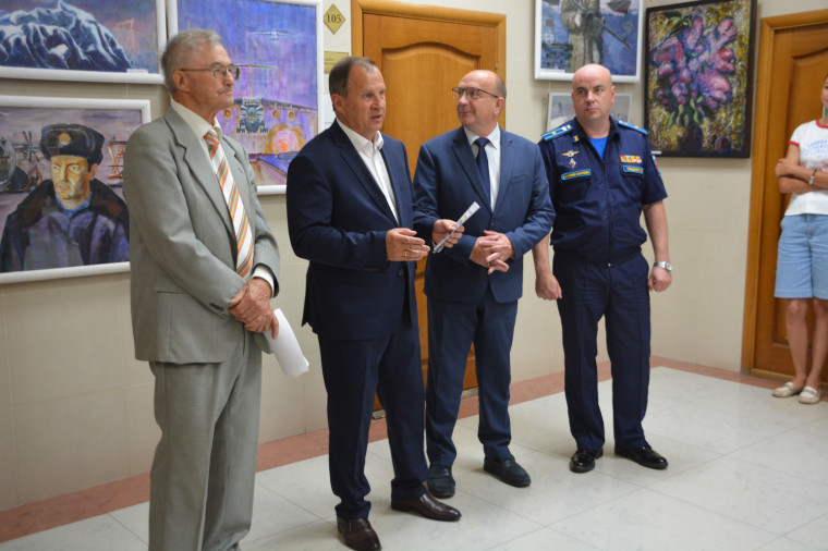 В Администрации города Иванова открылась персональная выставка работ Владимира Котина.