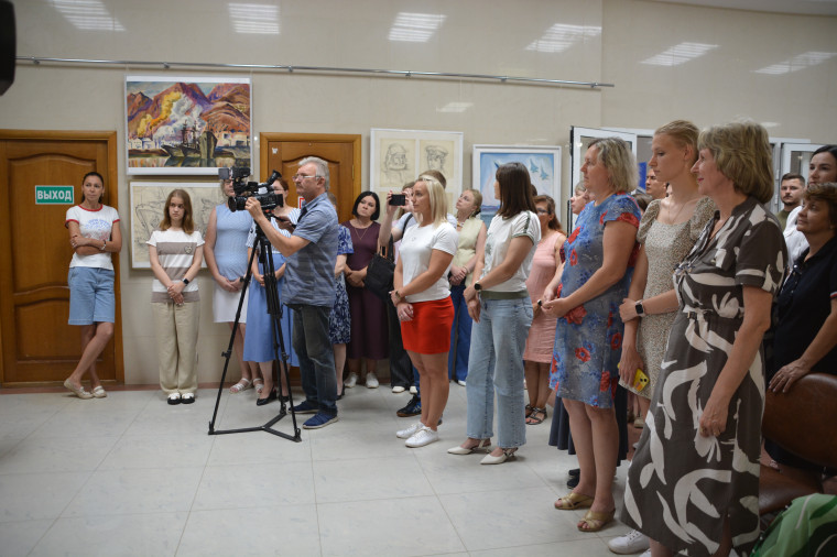 В Администрации города Иванова открылась персональная выставка работ Владимира Котина.