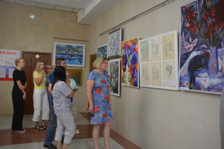 В Администрации города Иванова открылась персональная выставка работ Владимира Котина.