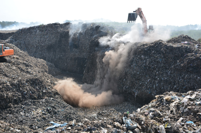 Продолжается  ликвидация очагов тления на полигоне ТБО «Залесье».