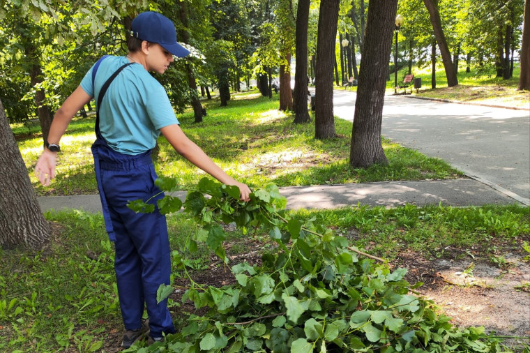 В августе трудовые отряды приводят в порядок городские парки, скверы и площади.
