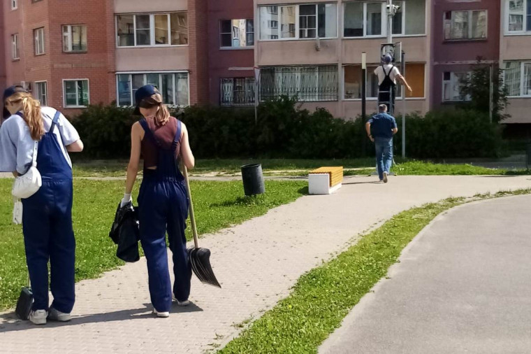 В августе трудовые отряды приводят в порядок городские парки, скверы и площади.