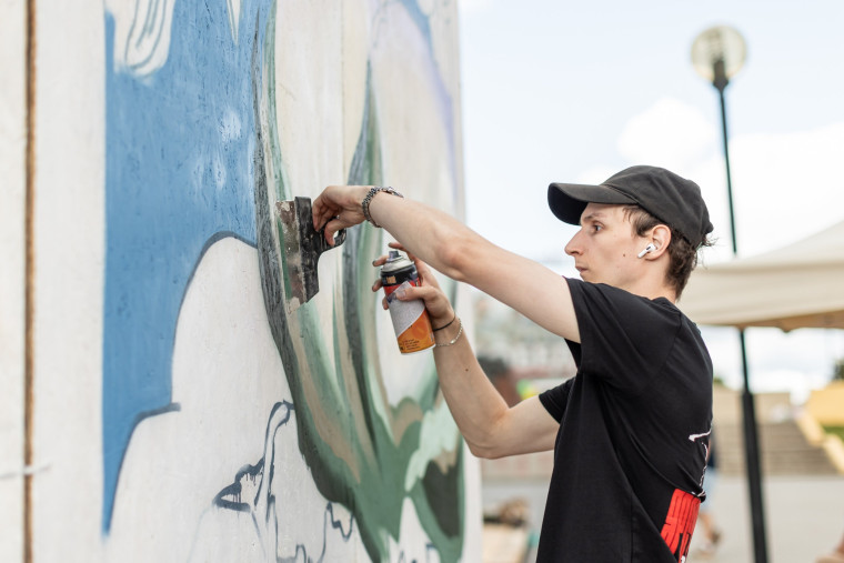 Выставка работ уличных художников «Цвета золотого кольца» будет работать до 24 августа.