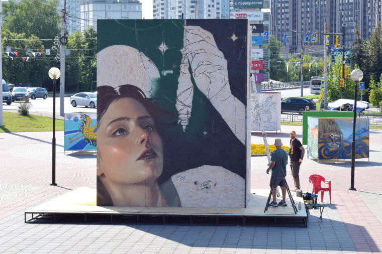 Выставка работ уличных художников «Цвета золотого кольца» будет работать до 24 августа.