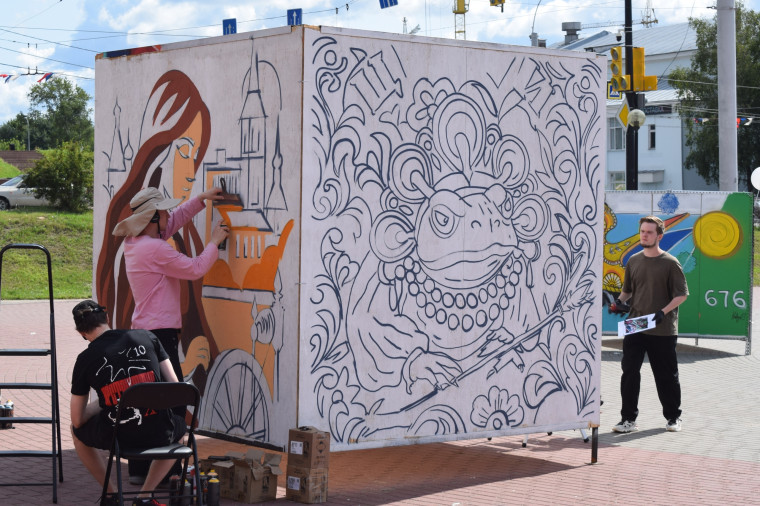 Выставка работ уличных художников «Цвета золотого кольца» будет работать до 24 августа.