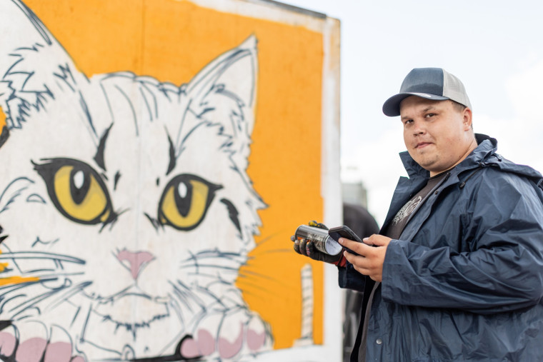 Выставка работ уличных художников «Цвета золотого кольца» будет работать до 24 августа.