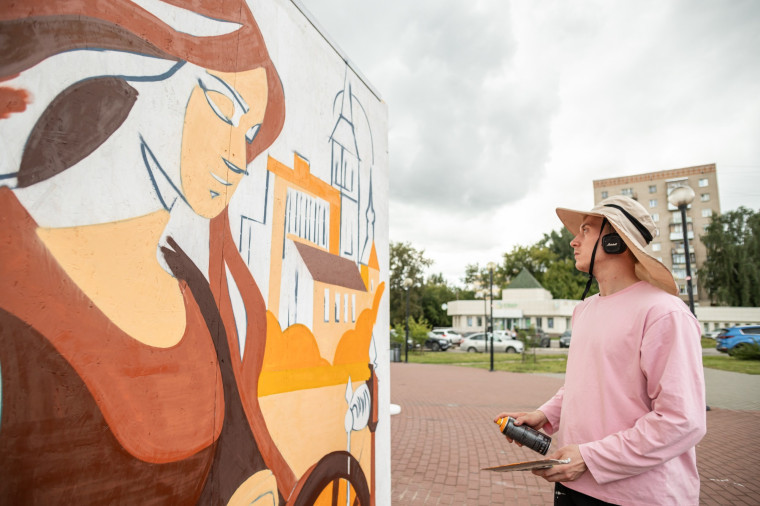 Выставка работ уличных художников «Цвета золотого кольца» будет работать до 24 августа.