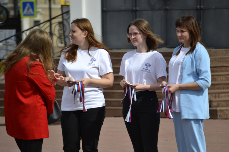 В областном центре проходят мероприятия в честь Дня государственного флага.