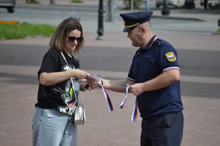 В областном центре проходят мероприятия в честь Дня государственного флага.
