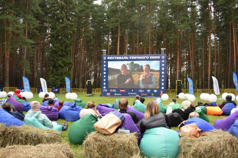 Около 2 тысяч ивановцев побывали на открытых кинопоказах фестиваля уличного кино.
