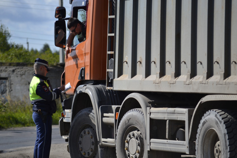 Прошел очередной рейд по проверке правил перевозки грузов.