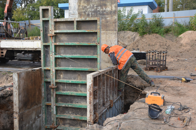 На улице Сарментовой идет строительство станции приема ЖБО.