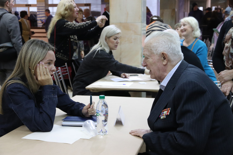 Владимир Шарыпов провел встречу с горожанами старшего возраста.