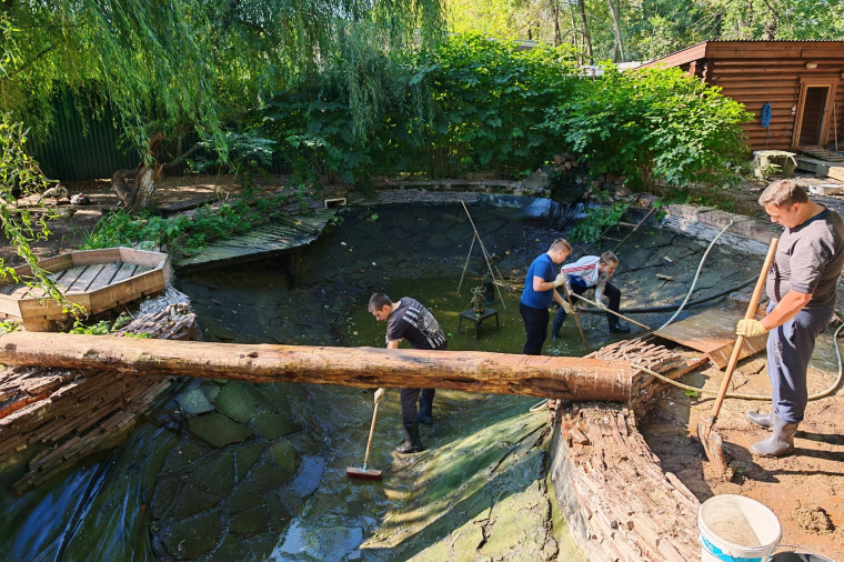 Ивановская молодежь приняла участие в субботнике на территории Ивановского зоопарка.