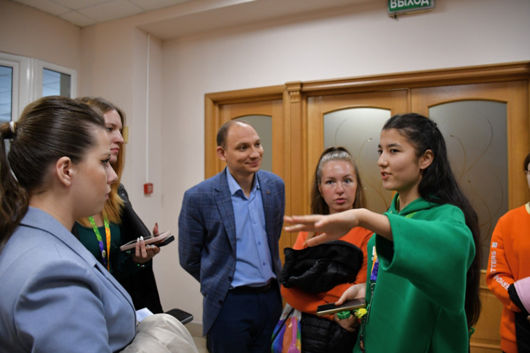 Гости с Всемирного фестиваля молодёжи побывали в Ивановском доме национальностей.
