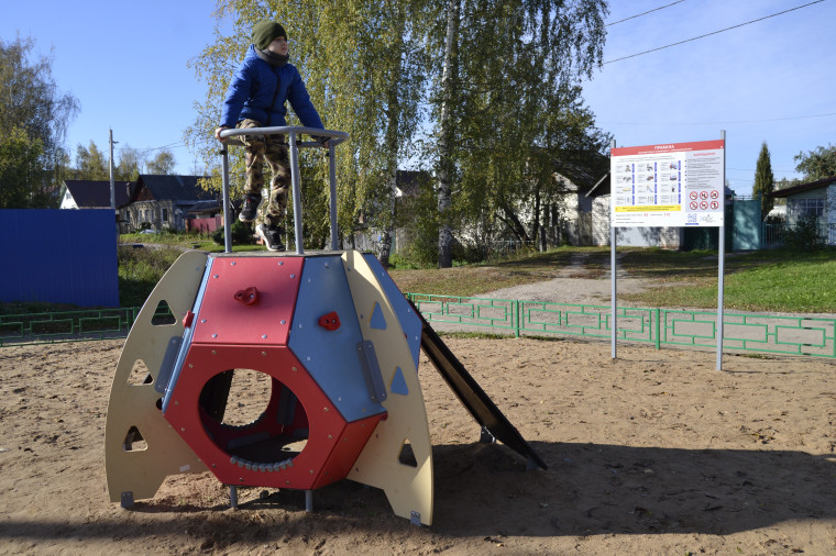 В районе Кубанских улиц установили новую детскую площадку.