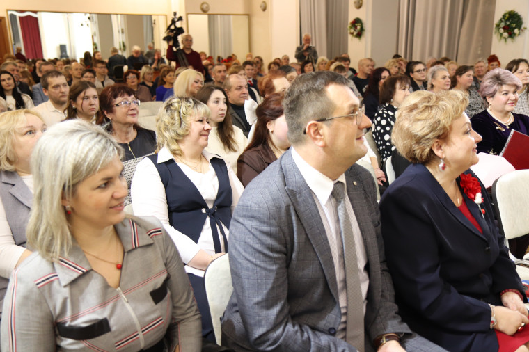 Средняя школа №37 отметила 90-летие.