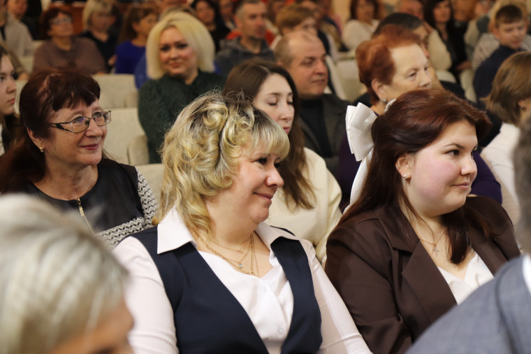 Средняя школа №37 отметила 90-летие.