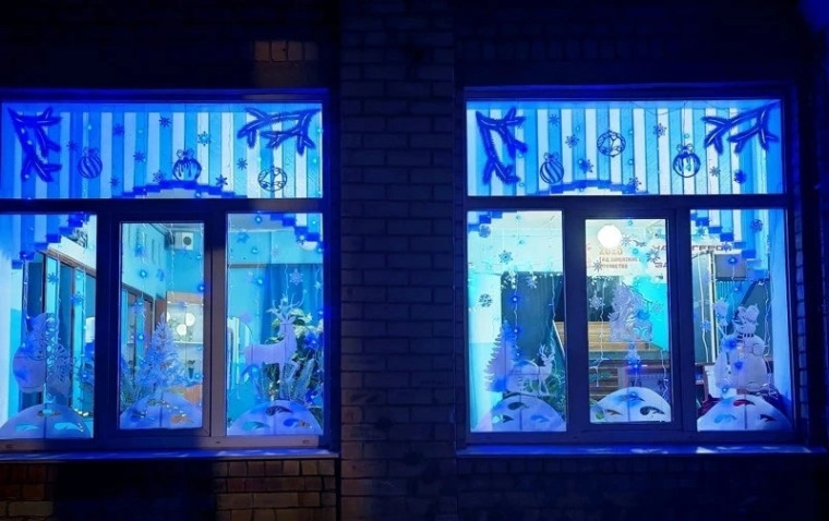 К Новому году здания городских учреждений соцсферы приобретают праздничный вид.