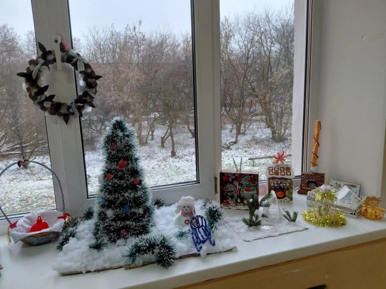 К Новому году здания городских учреждений соцсферы приобретают праздничный вид.