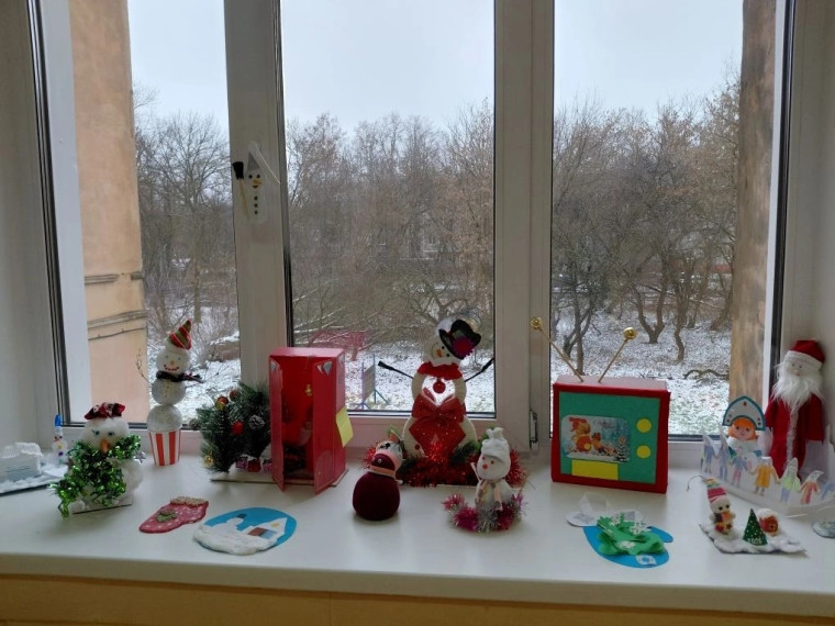 К Новому году здания городских учреждений соцсферы приобретают праздничный вид.