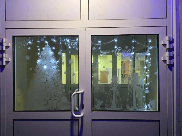 К Новому году здания городских учреждений соцсферы приобретают праздничный вид.