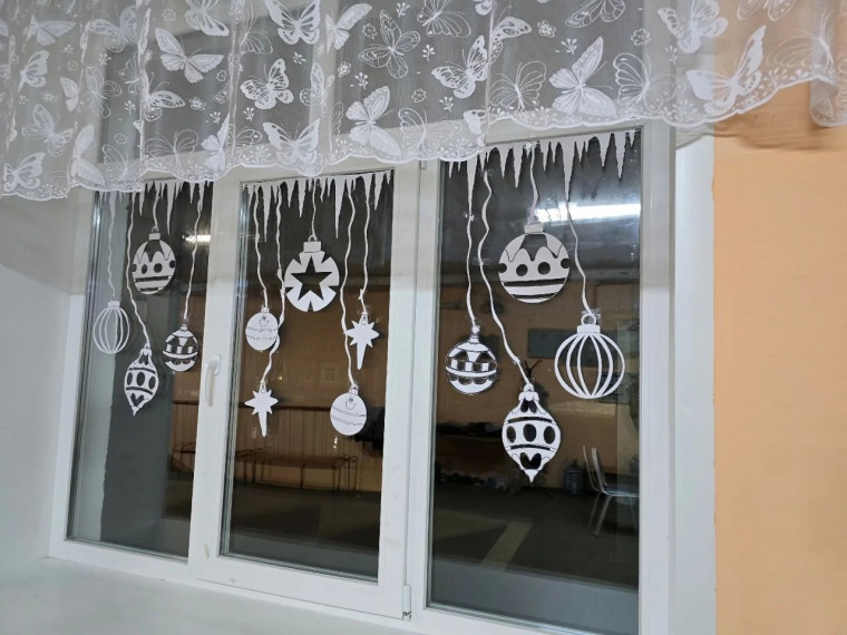 К Новому году здания городских учреждений соцсферы приобретают праздничный вид.