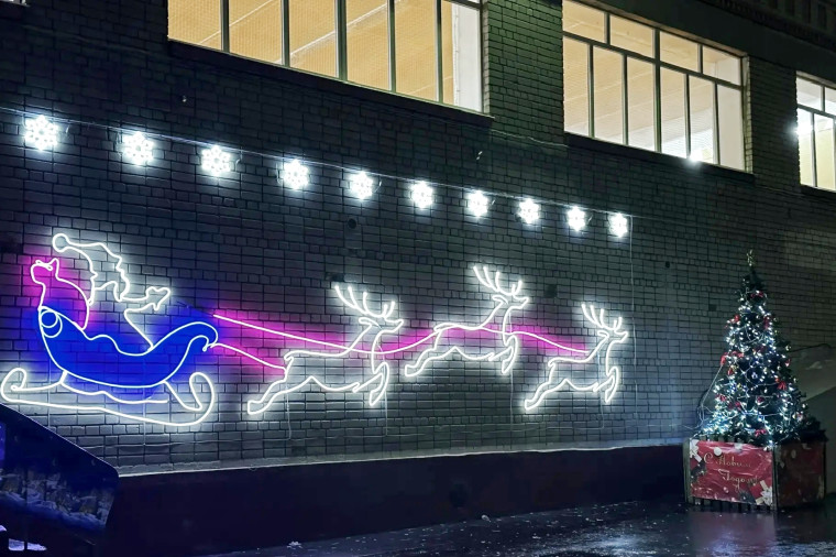 К Новому году здания городских учреждений соцсферы приобретают праздничный вид.