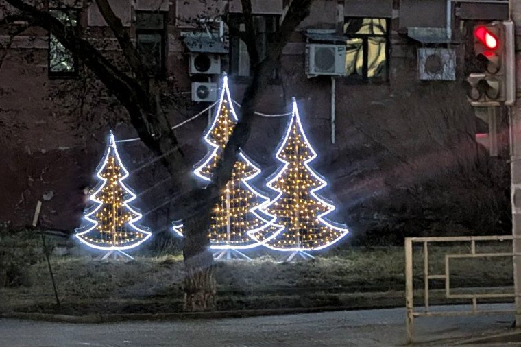 К Новому году здания городских учреждений соцсферы приобретают праздничный вид.