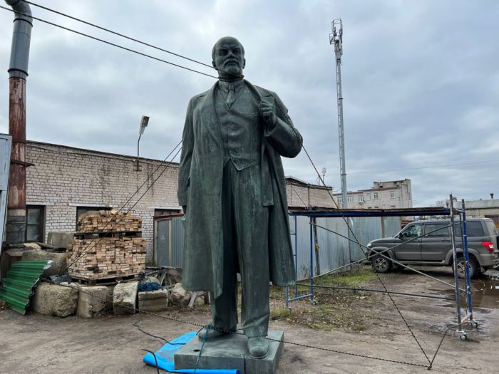 Реконструкцию памятника Ленину завершат к концу ноября.