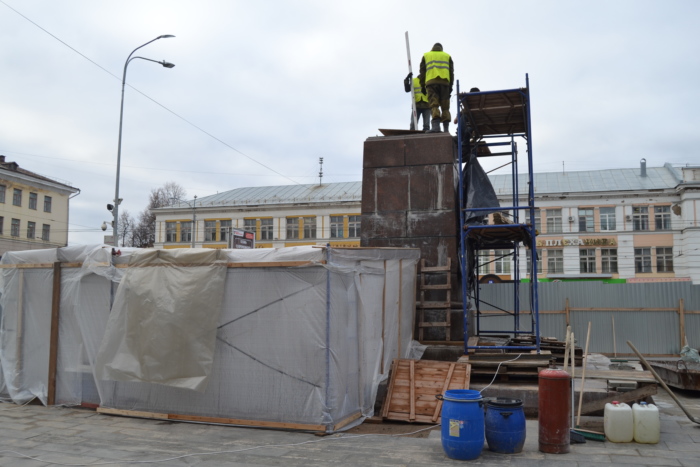 Реконструкцию памятника Ленину завершат к концу ноября.