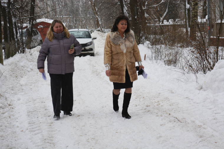 Специалисты мэрии проводят мониторинг содержания дворовых территорий.