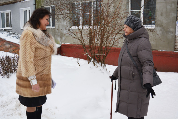 Специалисты мэрии проводят мониторинг содержания дворовых территорий.