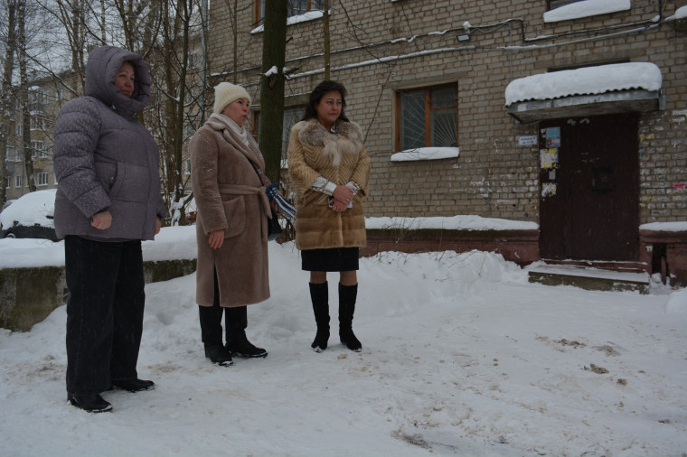 Специалисты мэрии проводят мониторинг содержания дворовых территорий.