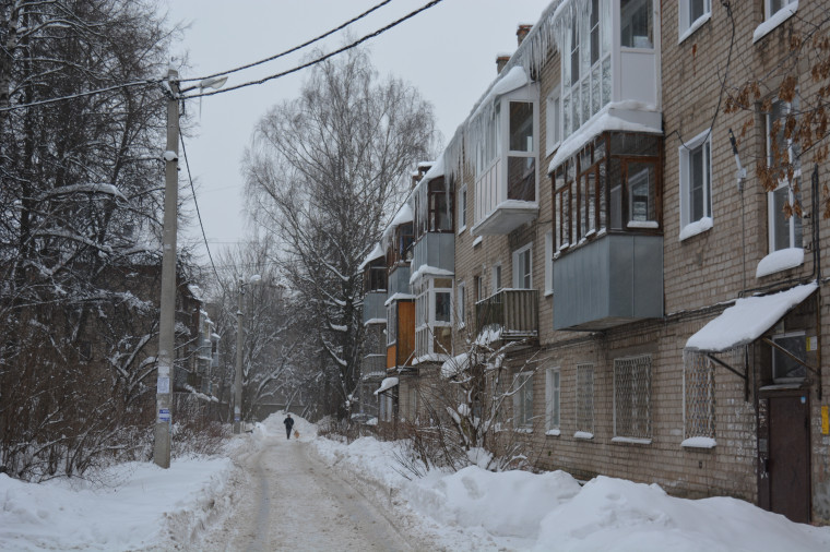 Специалисты мэрии проводят мониторинг содержания дворовых территорий.
