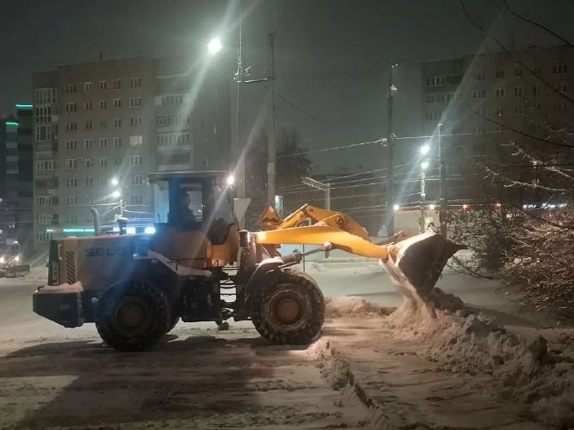 Два автогрейдера ночью расширяли улицы города.