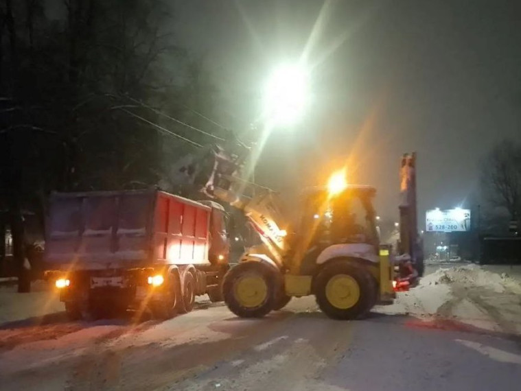 Два автогрейдера ночью расширяли улицы города.