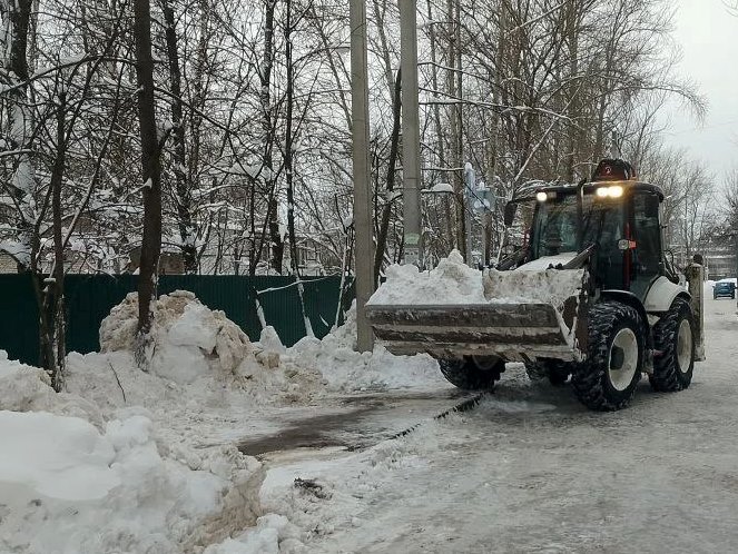 Два автогрейдера ночью расширяли улицы города.
