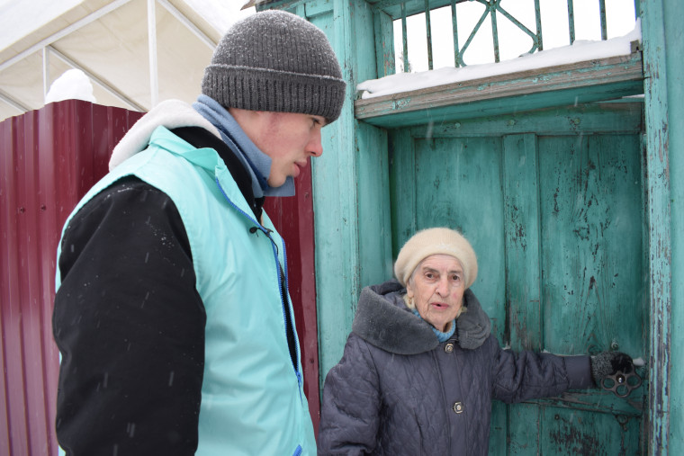 В Иванове волонтеры помогают пожилым горожанам с уборкой снега.