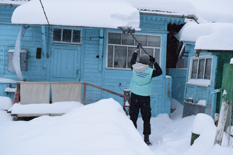 В Иванове волонтеры помогают пожилым горожанам с уборкой снега.