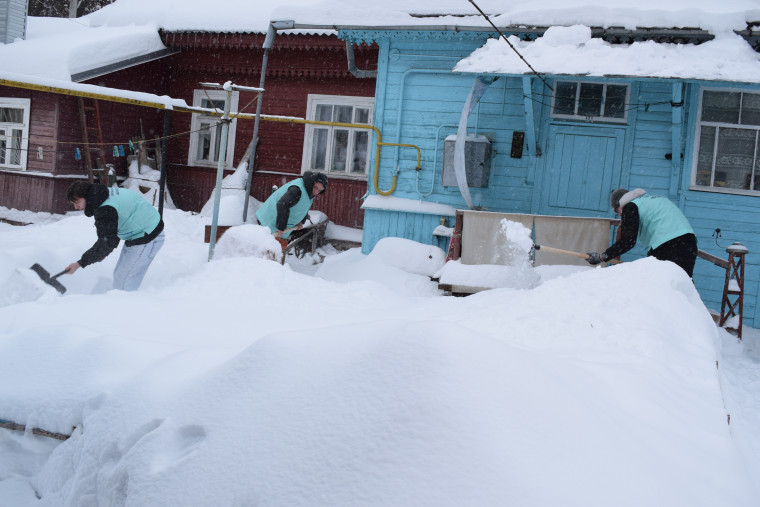 В Иванове волонтеры помогают пожилым горожанам с уборкой снега.