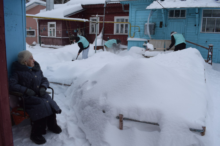 В Иванове волонтеры помогают пожилым горожанам с уборкой снега.
