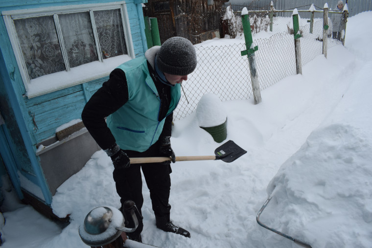 В Иванове волонтеры помогают пожилым горожанам с уборкой снега.